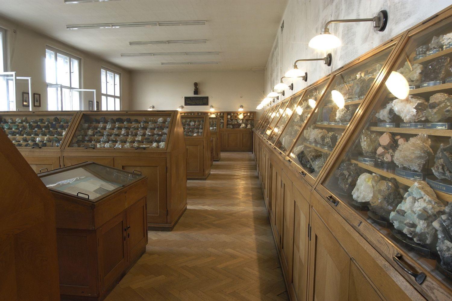 Invitation to the Mineralogical Collections of UCT